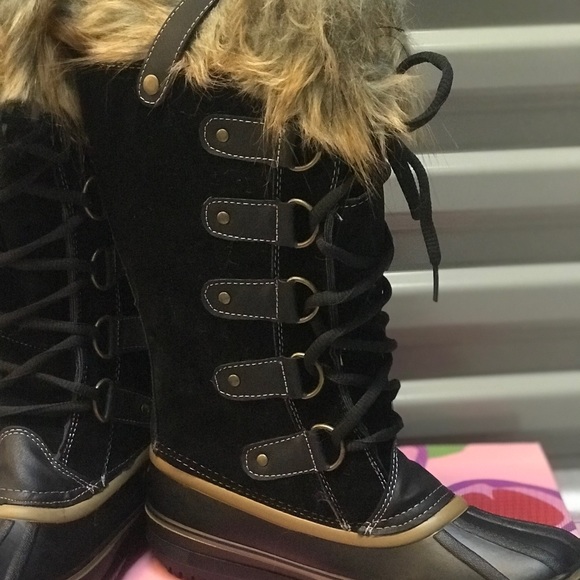 Women’s cold weather faux fur duck style boot. - Picture 6 of 6